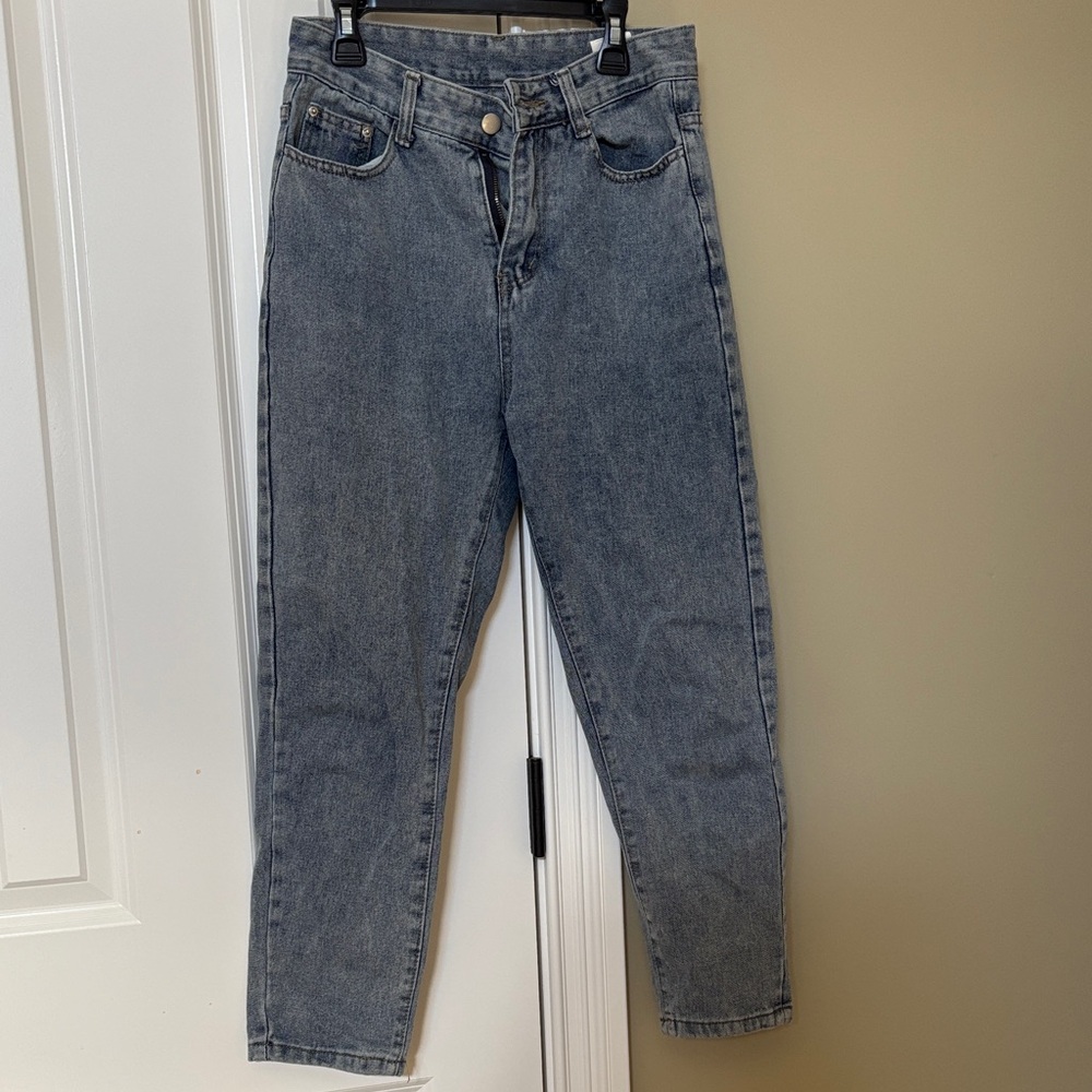 Classic High-Rise Women's Jeans in Light Wash